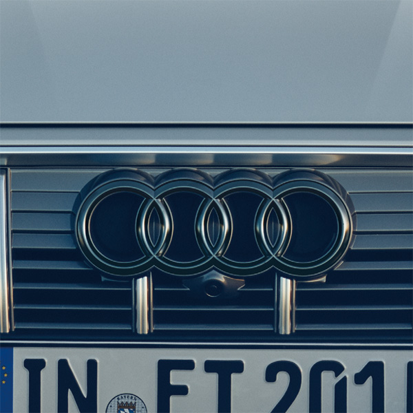4リングブラックエンブレム(Audi Q8 e-tron / フロント)