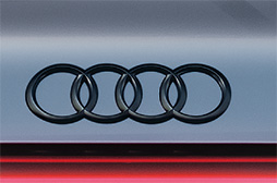 4リングブラックエンブレム(Audi Q8 Sportback e-tron / リヤ)