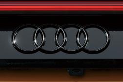 4リングブラックエンブレム(Audi Q8 / リヤ)