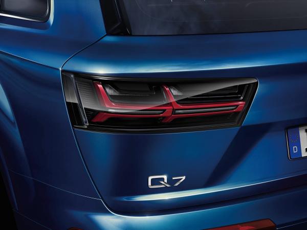 公式 | Audi Online Shop | LEDダークテールライトレンズ(Audi Q7)