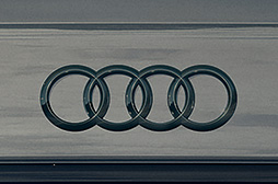 4リングブラックエンブレム(Audi Q5 / Audi SQ5 / リヤ)