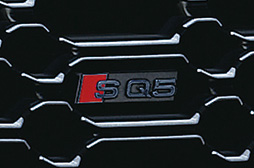 SQ5ブラックエンブレム(Audi SQ5 / Audi SQ5 Sportback / フロント)