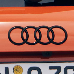 4リングブラックエンブレム(Audi Q3 Sportback / リヤ)