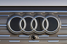 4リングブラックエンブレム(Audi Q4 e-tron / フロント)