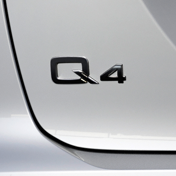 Q4ブラックエンブレム (Audi Q4 e-tron)