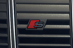 e-tron Sブラックエンブレム(Audi e-tron / リヤ)