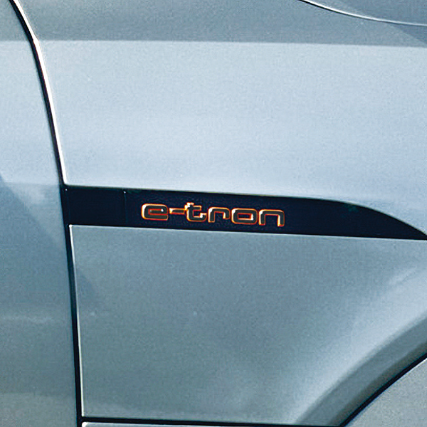 e-tron Sブラックエンブレム(Audi e-tron / フロント)